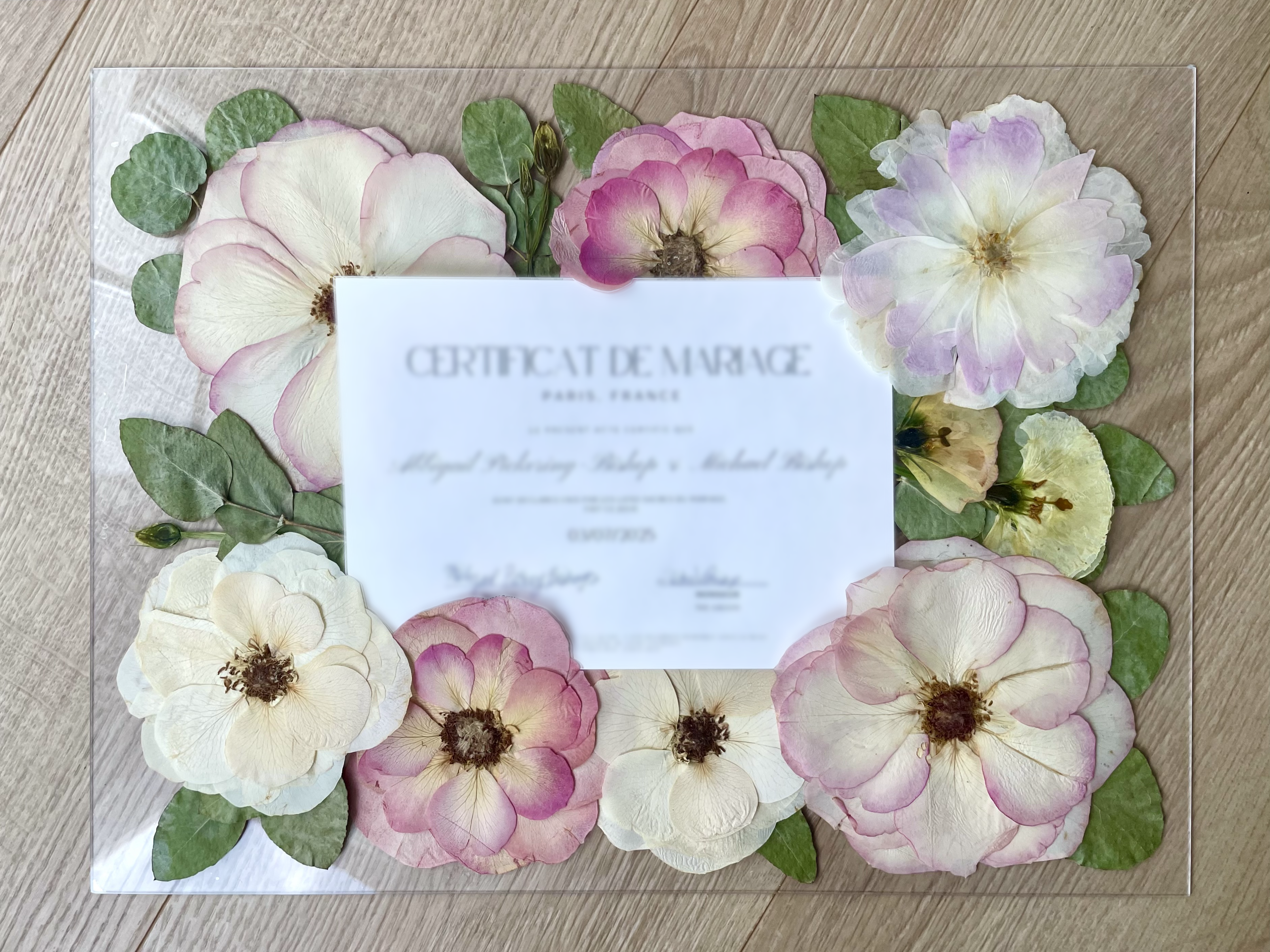 Bouquet de mariage pressé et encadré entre deux verres, roses pivoines et fleurs pressées