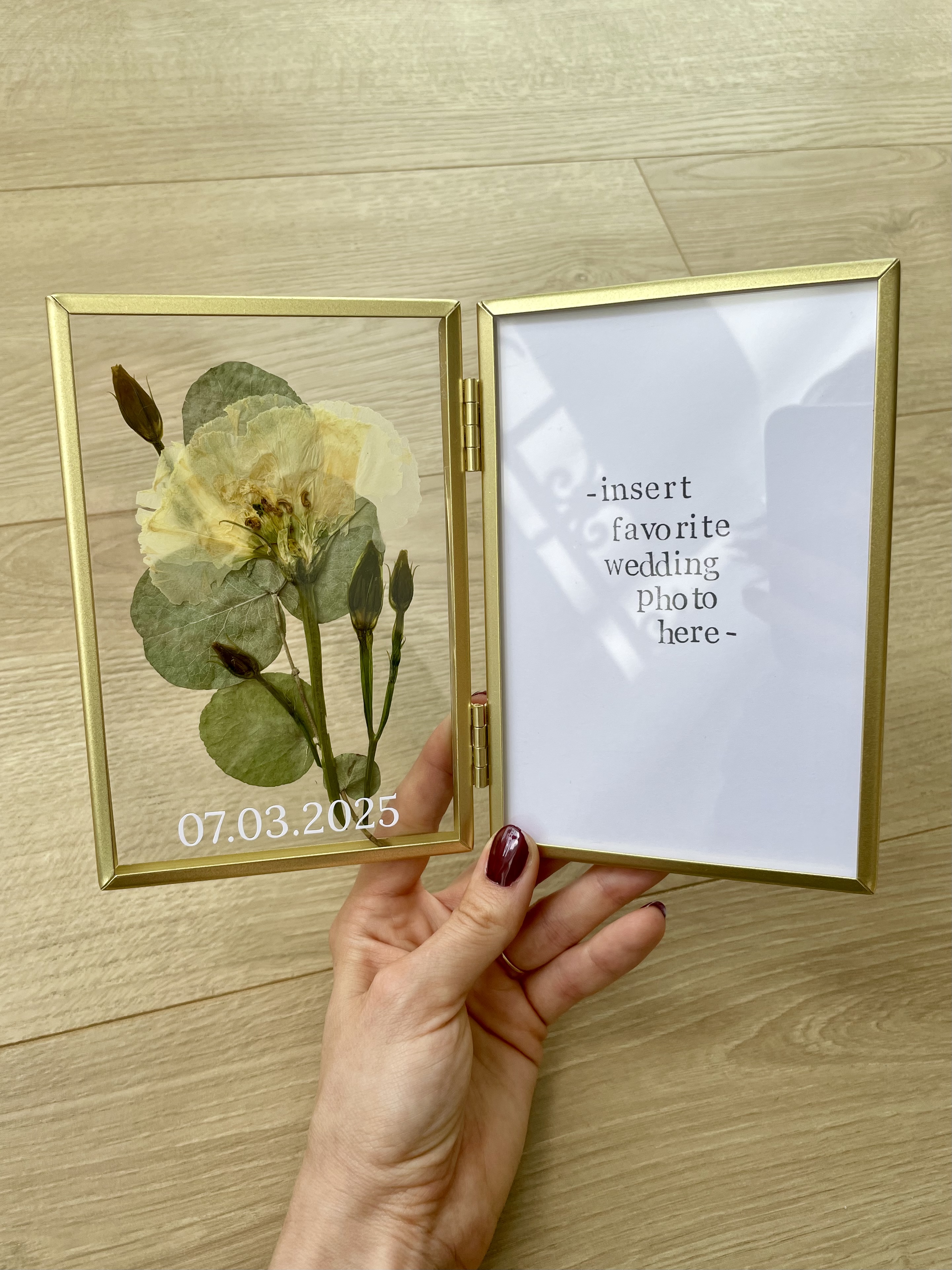 Conserver sa boutonnière en cadre herbier, souvenir de mariage fleurs pressées Paris