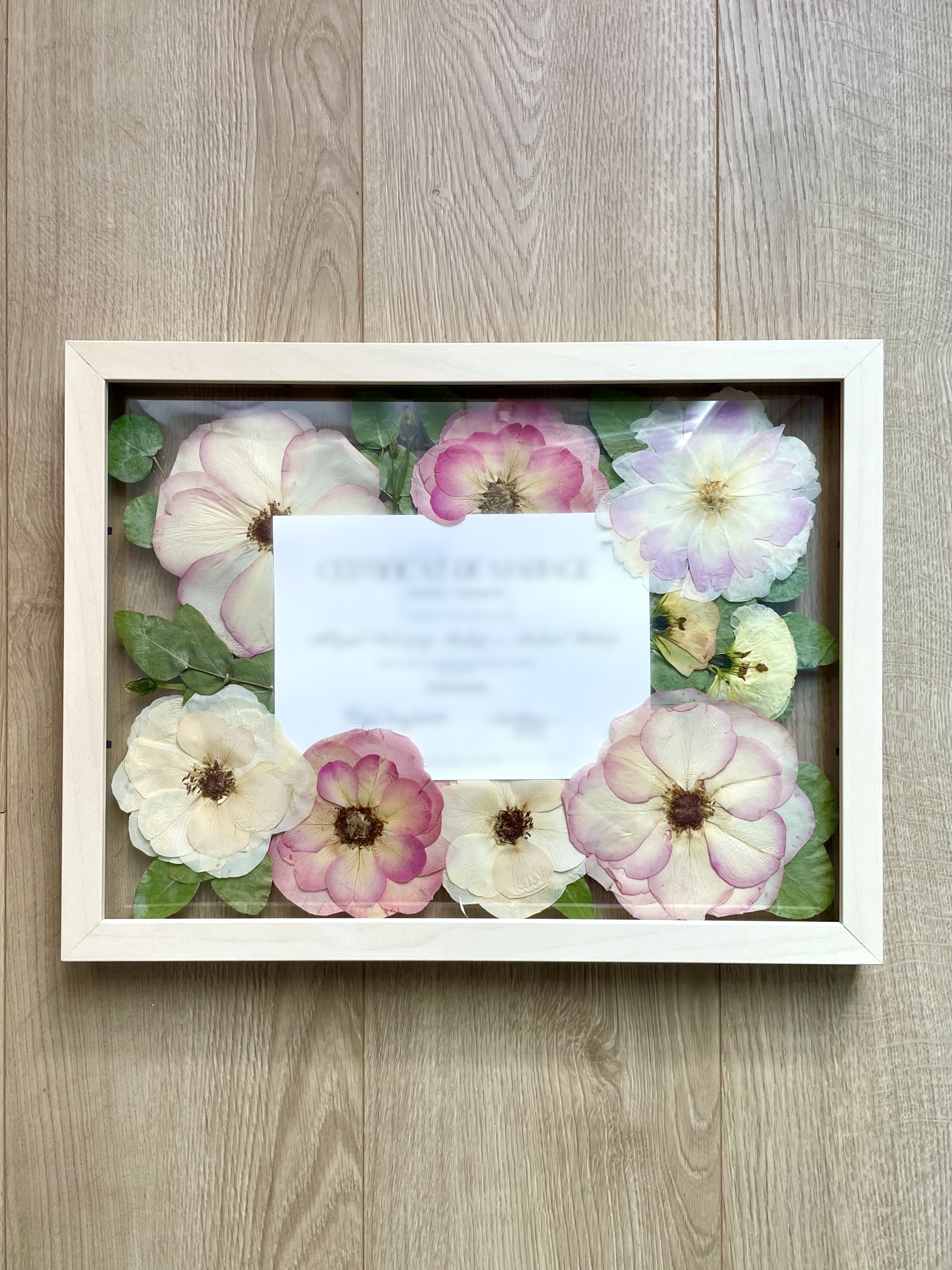 Bouquet de roses pressées et encadrées en souvenir du mariage, personnalisé avec le certificat de mariage au centre de la composition