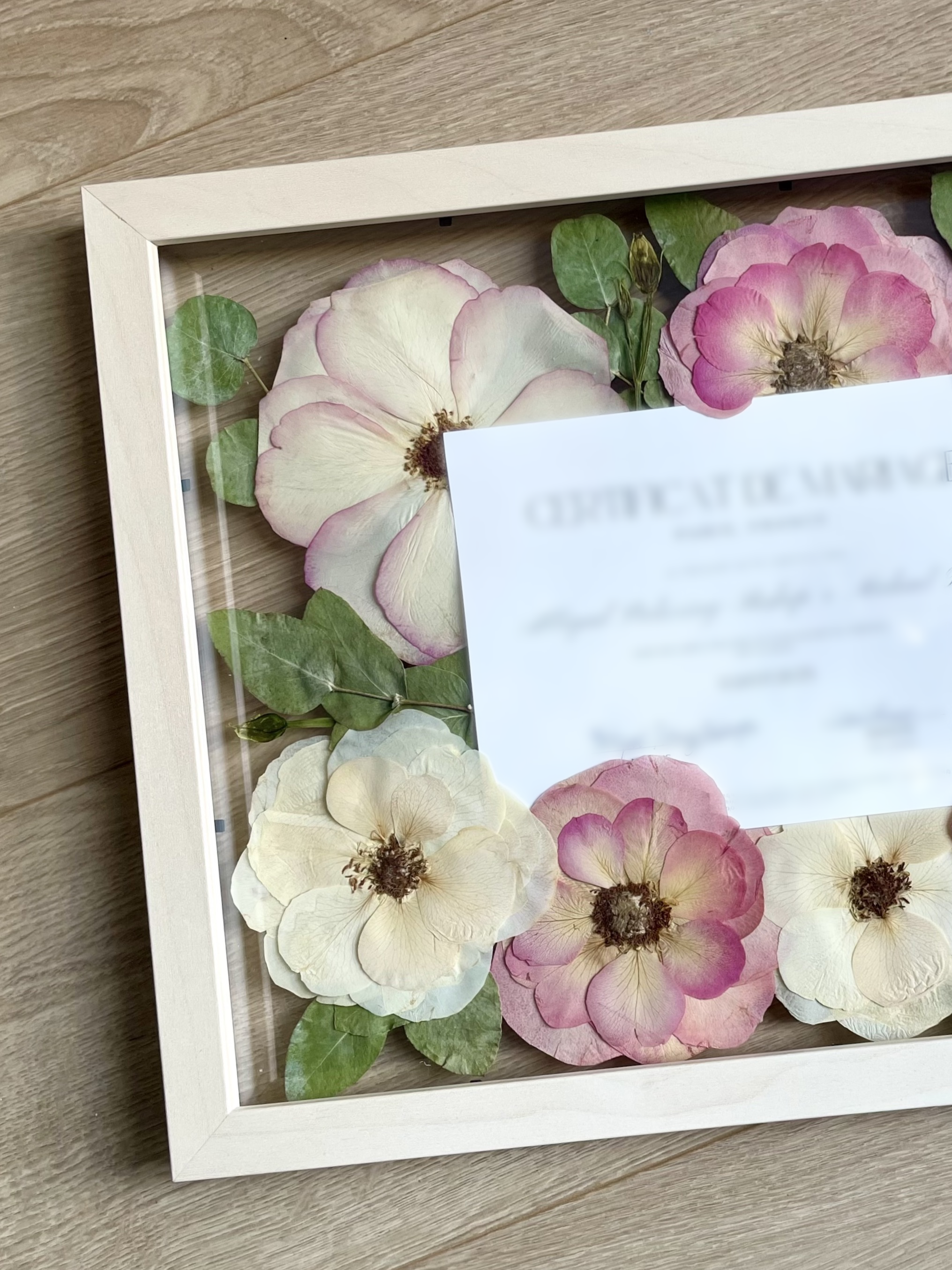 Cadre bouquet de mariée pressé en souvenir du mariage, roses pressées et certificat de mariage