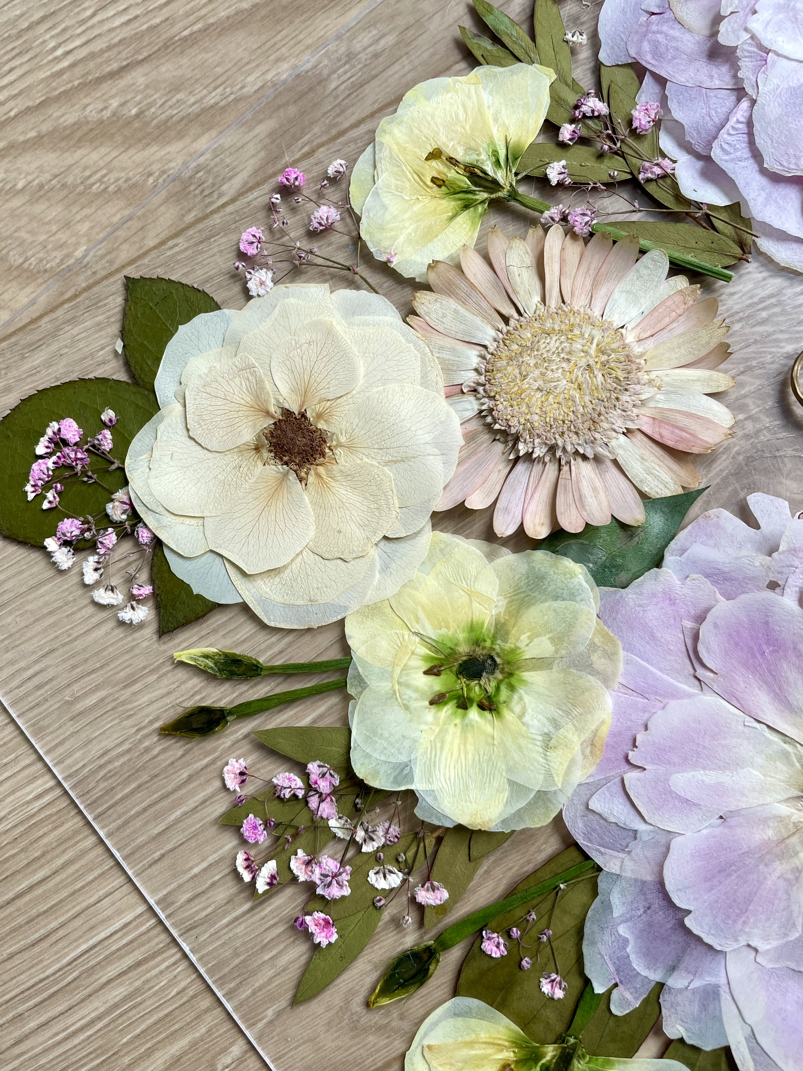 Preserver son bouquet de mariage en cadre de fleurs pressées personnalisé