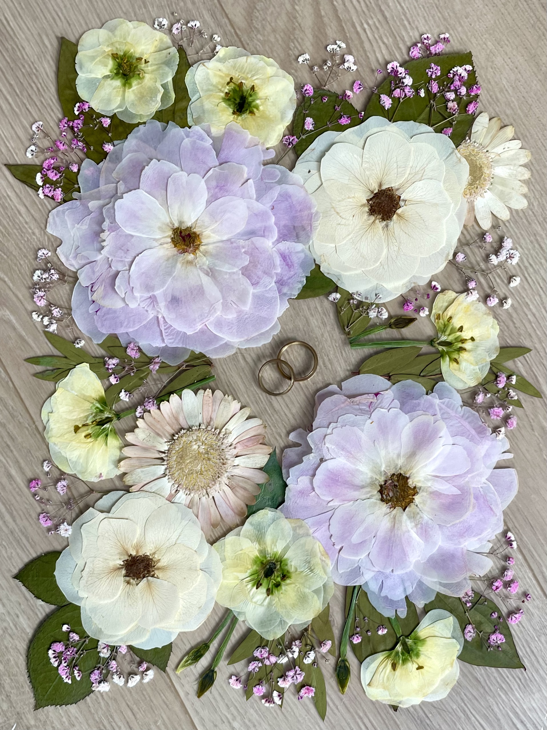 Créer une composition de fleurs pressées personnalisée à partir de bouquet de mariage en souvenir de ce grand jour