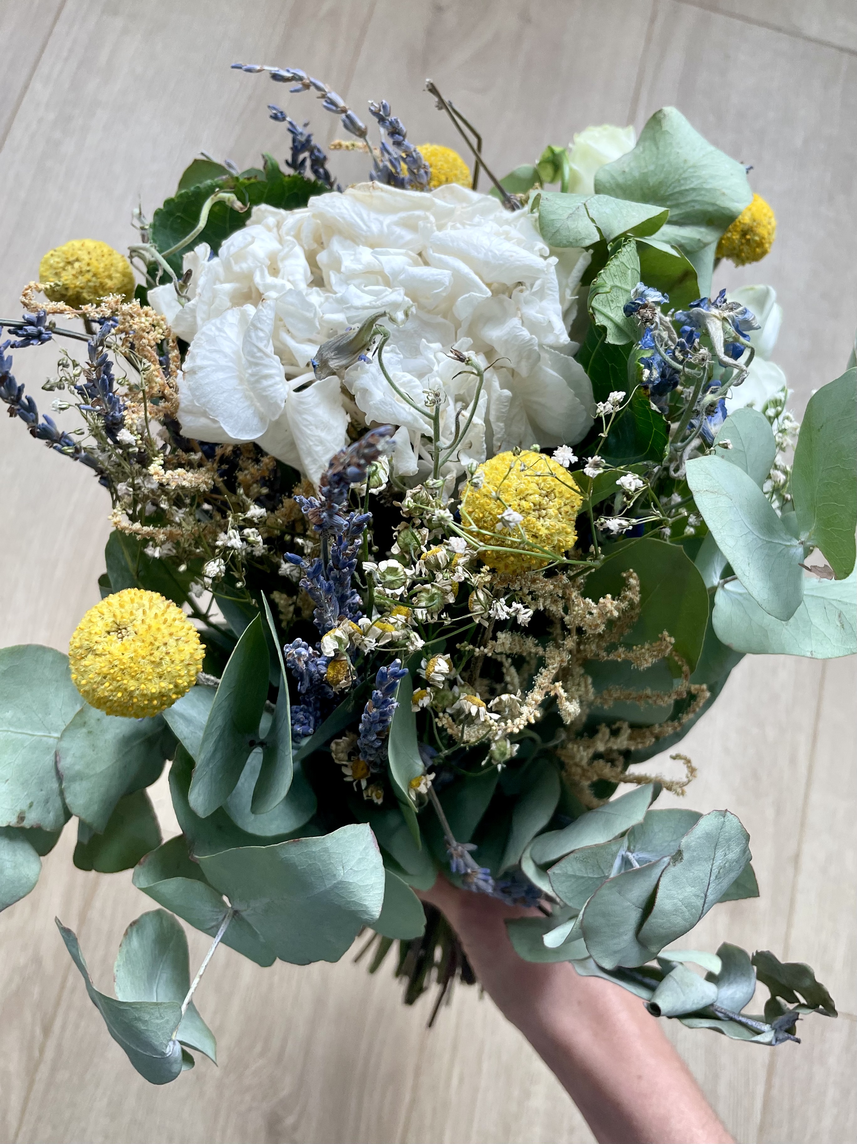 Conserver son bouquet de mariée après le mariage en herbier de fleurs pressées encadré pour maintenir les fleurs et couleurs le plus longtemps possible