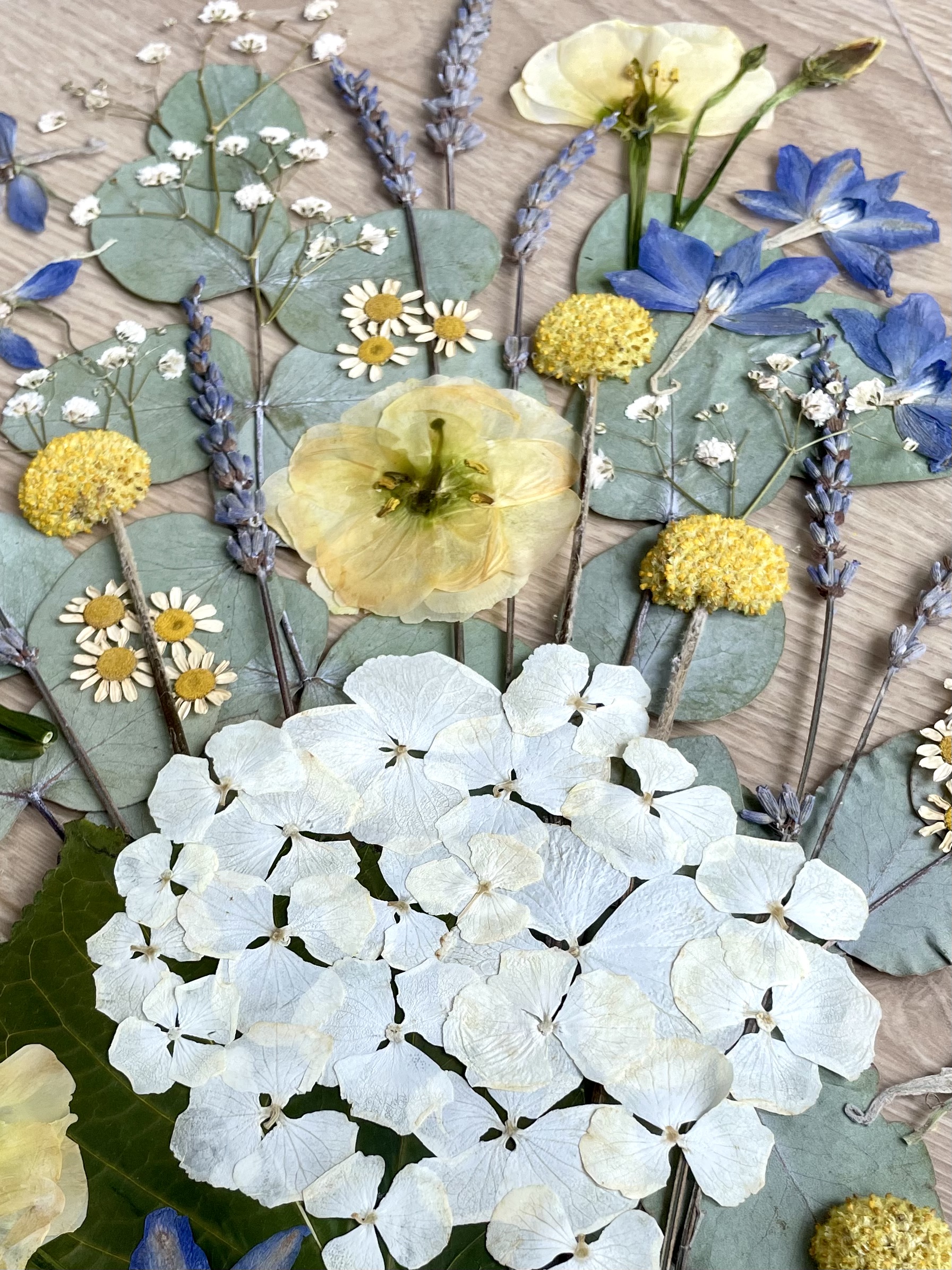 Faites créer une composition de fleurs pressées entre deux verres à partir de son bouquet de mariage