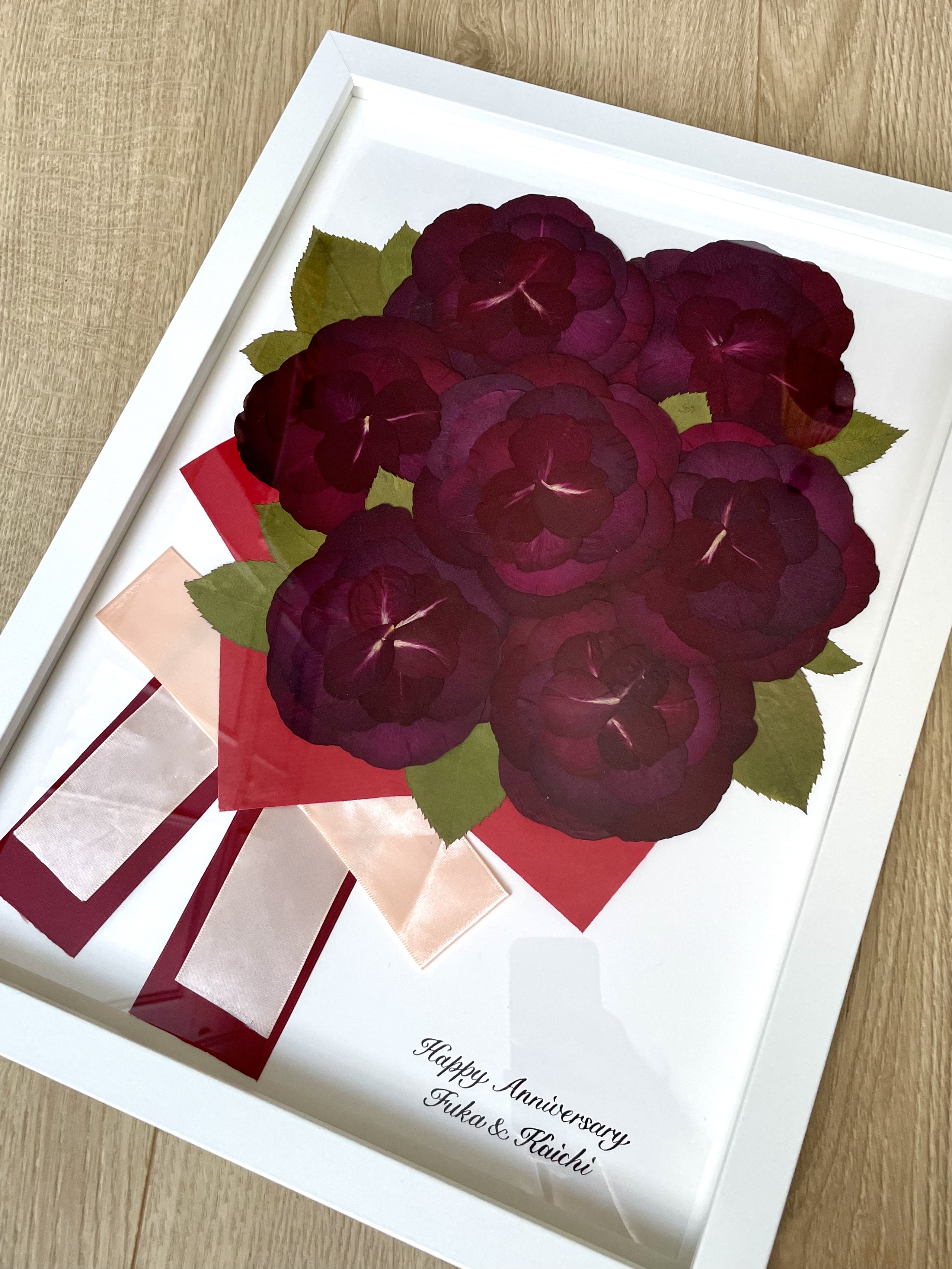 Cadre roses pressées en souvenir de fiançailles